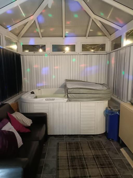 Big Fireplace Aga Hot Tub Wet Room Barn Garage Llanelli Extérieur photo