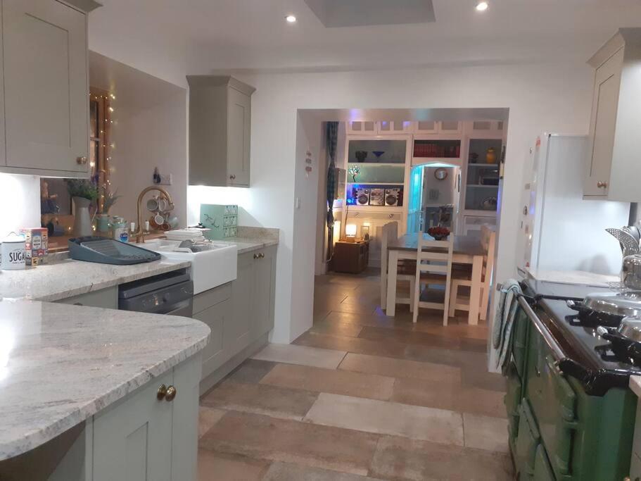 Big Fireplace Aga Hot Tub Wet Room Barn Garage Llanelli Extérieur photo