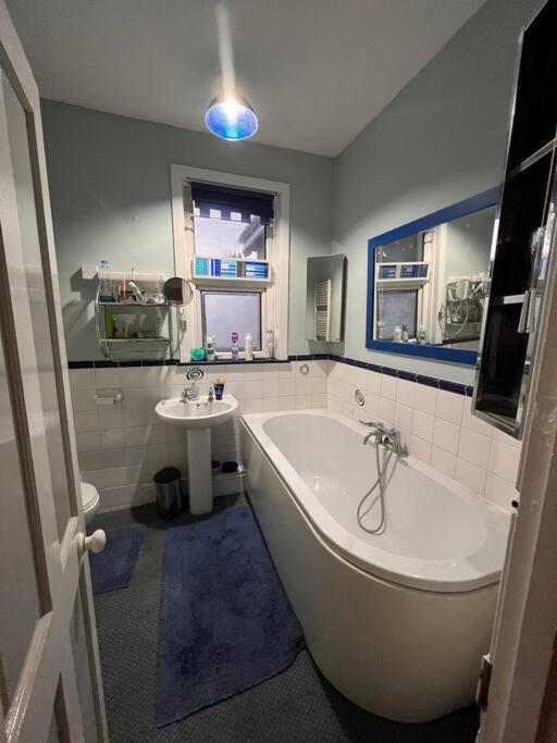 Big Fireplace Aga Hot Tub Wet Room Barn Garage Llanelli Extérieur photo