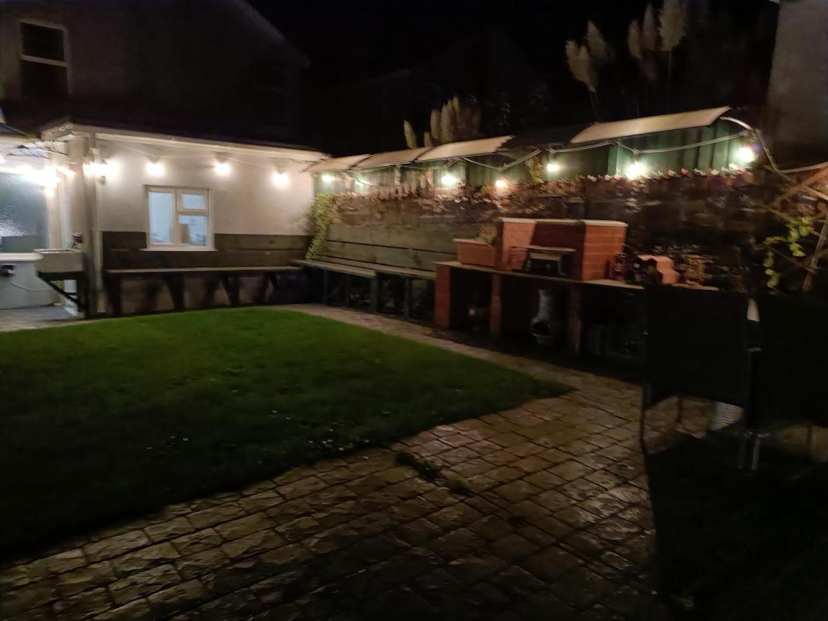 Big Fireplace Aga Hot Tub Wet Room Barn Garage Llanelli Extérieur photo